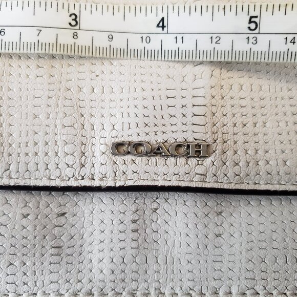 Coach crossbody bag.Small, rectangular bag with a flap closure - Picture 4 of 16